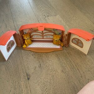 Li'l Woodzeez house with two fox characters